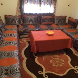 sala de estar con mesa y sofá en Twins 11 Apartment, en Marrakech