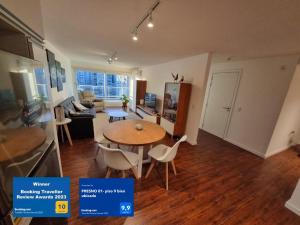 cocina y sala de estar con mesa y sillas. en PRESNO 01- piso 9 bien ubicado, en Montevideo