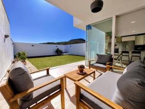 sala de estar con vistas a un patio trasero en El Praillo de Zamoranos, 