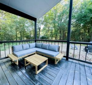 Posezení v ubytování the RISER - BRAND NEW Modern Cabin in Broken Bow
