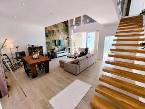 uma sala de estar com uma escada que leva a uma sala de estar em El Praillo de Zamoranos 