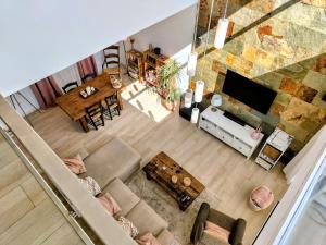 uma vista superior para uma sala de estar e sala de jantar em El Praillo de Zamoranos 