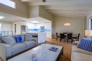 een woonkamer met een bank en een tafel bij Azure Sky in Solana Beach