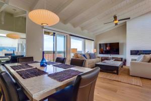 een eetkamer en een woonkamer met een tafel en stoelen bij Azure Sky in Solana Beach