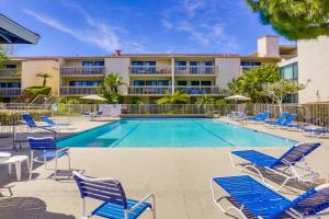 een zwembad met ligstoelen en een hotel bij Azure Sky in Solana Beach