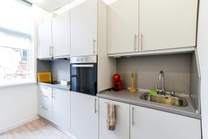 Η κουζίνα ή μικρή κουζίνα στο Duplex Condo Prime Location 2bth 2 Studios