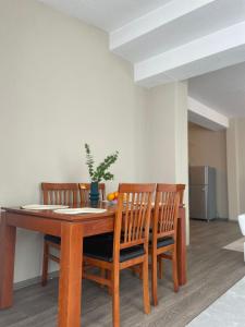 een eettafel met vier stoelen en een plant erop bij Oasis in Struga
