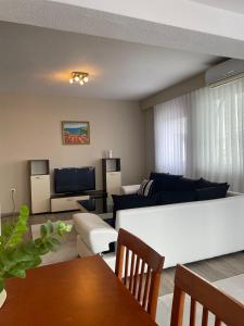 een woonkamer met een bank en een tv bij Oasis in Struga