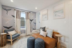 Χώρος καθιστικού στο Newly Renovated Ocean Views Private Balcony