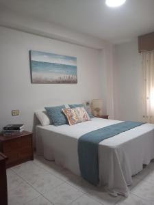 een slaapkamer met een groot bed in een kamer bij La Aurora in Camariñas