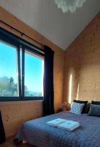 Giường trong phòng chung tại Natur House Beskidy- dom z drzewa księżycowego z SAUNĄ!