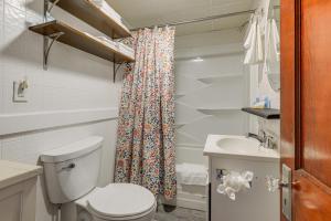Baño pequeño con aseo y lavamanos en Massachusetts Cabin Rental Near Hiking and Skiing!, en Ashburnham