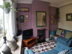 sala de estar con sofá y chimenea en Edwardian Terrace in Royal Sutton NEC BHX en Birmingham