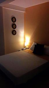 1 dormitorio con 1 cama con un cartel en la pared en ALIIKA HOTEL en Albania