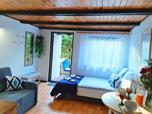 uma sala de estar com um sofá e uma janela em Nad Brzegiem Krutyni em Spychowo