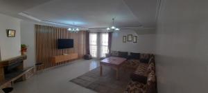 een woonkamer met een bank en een tafel bij Tranquil Oasis in the Heart of Ifrane in Ifrane