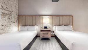 2 Betten nebeneinander in einem Zimmer in der Unterkunft Studio 154 Luxury Hotel in Nashville