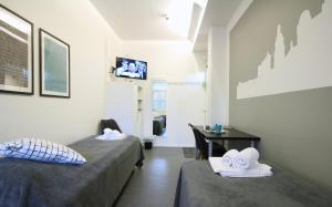 TV a/nebo společenská místnost v ubytování Forenom Hostel Helsinki Pitäjänmäki + 14 fotografií