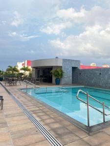 una gran piscina en la parte superior de un edificio en Apartamento de luxo no centro, en Belém