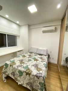 1 dormitorio con cama y ventana en Apartamento de luxo no centro, en Belém