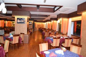 TV o dispositivi per l'intrattenimento presso Ramee Guestline Hotel