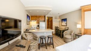 cocina y sala de estar con barra y sillas en Cahilty #357 home en Sun Peaks