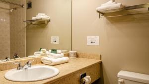 bagno con lavandino, specchio e servizi igienici di Cahilty #357 home a Sun Peaks