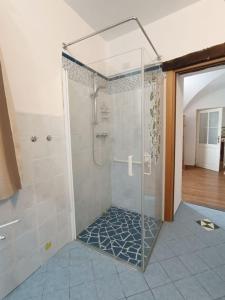 a shower with a glass door in a bathroom at Casa di Alvise in Lauco