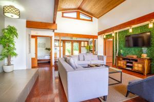 Μια τηλεόραση ή/και κέντρο ψυχαγωγίας στο Contemporary River House close to SNP gate -7acres