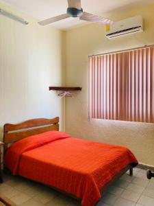 - une chambre avec un lit rouge et une fenêtre dans l'établissement Hotel Rex Ciudad Valles, à Ciudad Valles