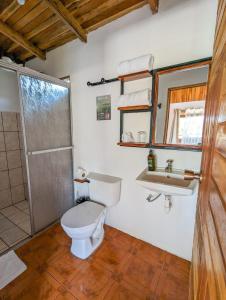 y baño con aseo y lavamanos. en El Nido Lodge, en Monteverde