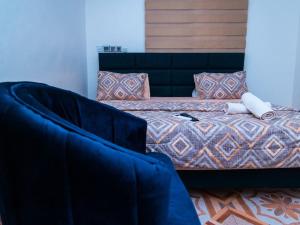 una camera con letto e divano di Adnan lodge a Tamale