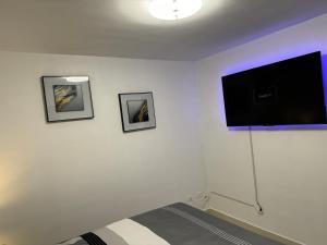 ein Schlafzimmer mit einem Flachbild-TV an einer weißen Wand in der Unterkunft Epic residences in Punta Cana