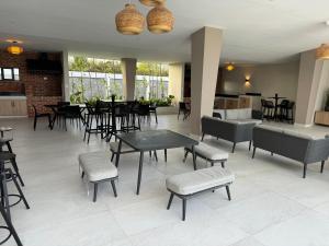 ein Restaurant mit Tischen und Stühlen in einem Zimmer in der Unterkunft Epic residences in Punta Cana