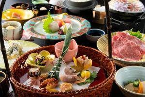 日光的住宿－鬼怒川玉門諾托吉大酒店，一张桌子上放着许多盘子的食物