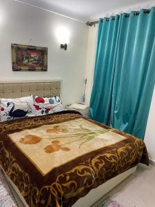 um quarto com uma cama com cortinas azuis em شقه مصيفيه شاطى الفردوس البيطاش em Alexandria