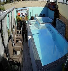 duży basen na boku budynku w obiekcie Villamar2 w mieście Yeguada