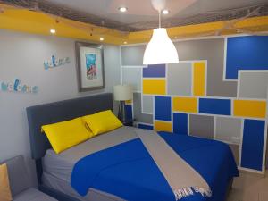 1 dormitorio con 1 cama de color azul y amarillo en Villamar2, en Yeguada