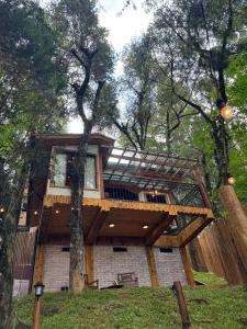 モンテ・ヴェルデにあるEstalagem Serra de Minas em Monte Verdeの森の中の木の家