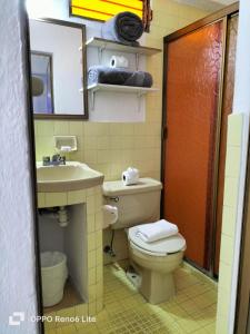 ein Badezimmer mit einem WC, einem Waschbecken und einem Spiegel in der Unterkunft Olas Altas 534 Interior 4 in Puerto Vallarta