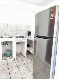 eine Küche mit einem Kühlschrank aus Edelstahl und einer Spüle in der Unterkunft Olas Altas 534 Interior 4 in Puerto Vallarta