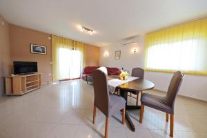 Televízia a/alebo spoločenská miestnosť v ubytovaní Apartments by the sea Pridraga - Cuskijas, Novigrad - 6306