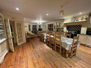 cocina y sala de estar con mesa y sillas en Easkey House en Sligo