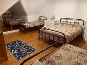 Habitación con 3 literas y alfombra. en Easkey House en Sligo