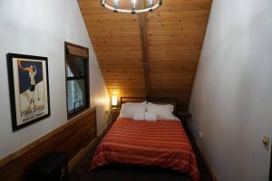 a bedroom with a bed with a wooden ceiling at Mountainview Lodge in Deming