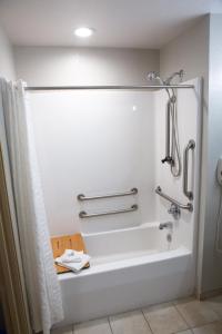 a bathroom with a bath tub and a shower at Microtel Inn & Suites by Wyndham Searcy in Searcy