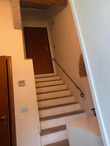 - un escalier dans une maison avec une porte et quelques marches dans l'établissement Impruneta Garden, à Impruneta