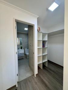 an empty room with a toilet and a bathroom at Confortable Dpto 2D y 2 baños in Los Ángeles