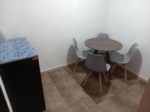 mesa pequeña y sillas en una habitación con mesa, mesa y sillas en Loft Santa rosa, en Apizaco