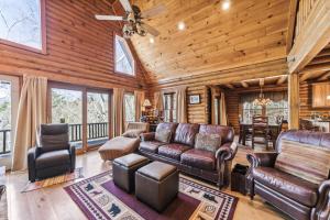 ein Wohnzimmer mit Ledermöbeln und Holzwänden in der Unterkunft Vacation cabin in Lake Lure - Mirror Lake - great family space! W-Fi cabin in Lake Lure